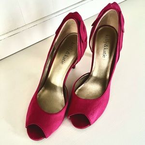 Kelly & Katie “Suede” Heels With Bows - Magenta/Raspberry Size 7